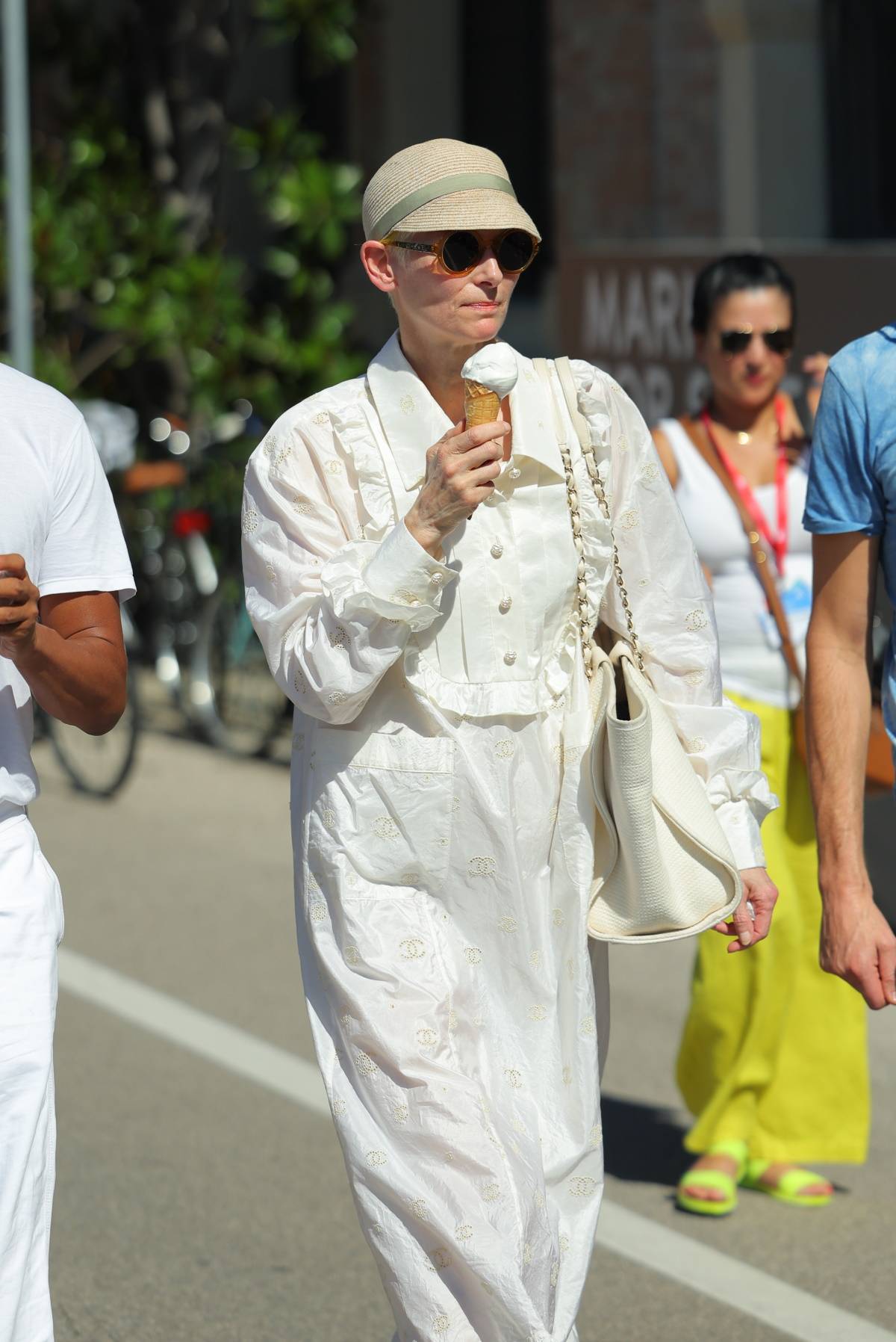 Tilda Swinton w stylizacji Chanel na 79. Festiwalu Filmowym w Wenecji (Fot. Getty Images)