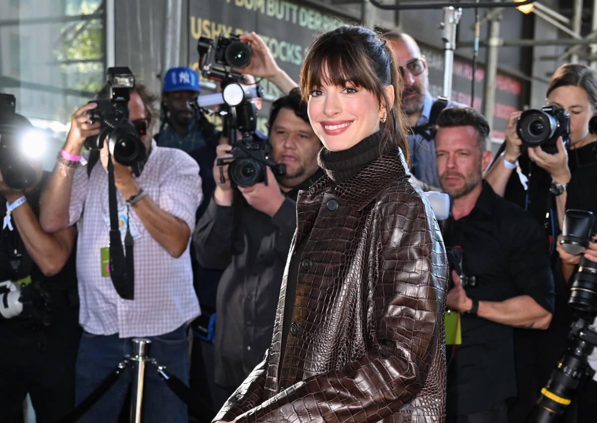 Anne Hathaway na pokazie Michaela Korsa (Fot. Getty Images)