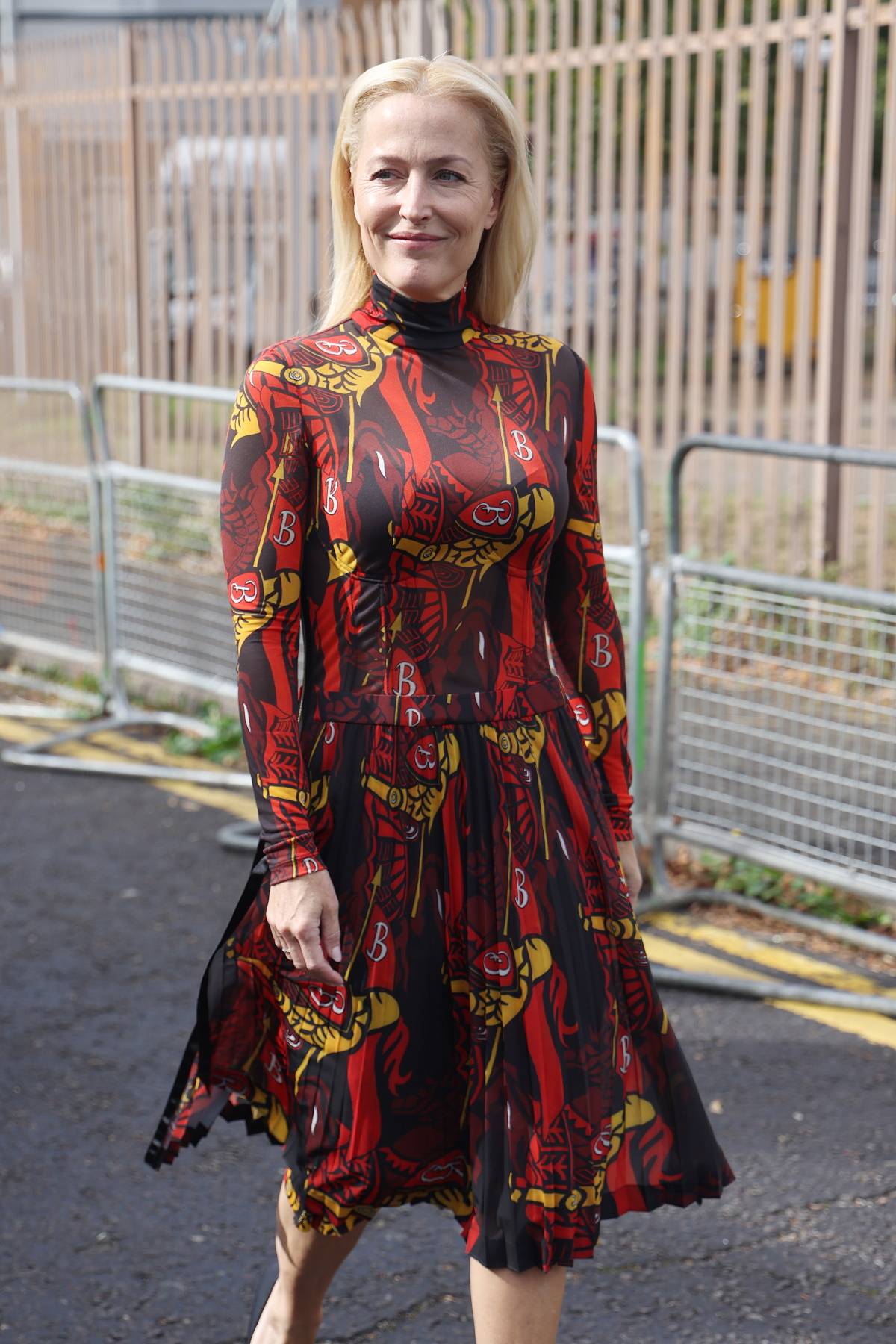 Gillian Anderson na pokazie Burberry w Londynie (Fot. Getty Images)