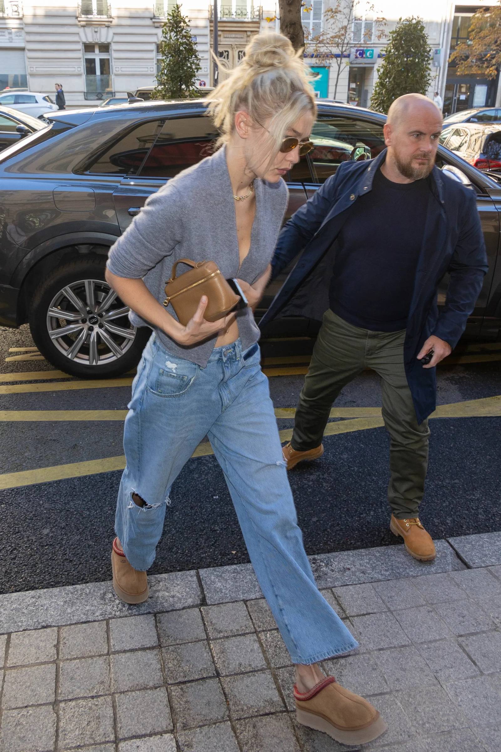 Gigi Hadid w modelu butów Ugg Taz / (Fot. Getty Images)