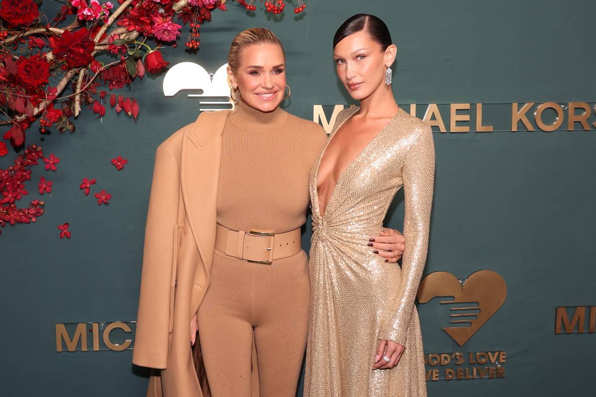 Yolanda Hadid i Bella Hadid na gali Golden Heart Awards w Nowym Jorku (Fot. Getty Images)