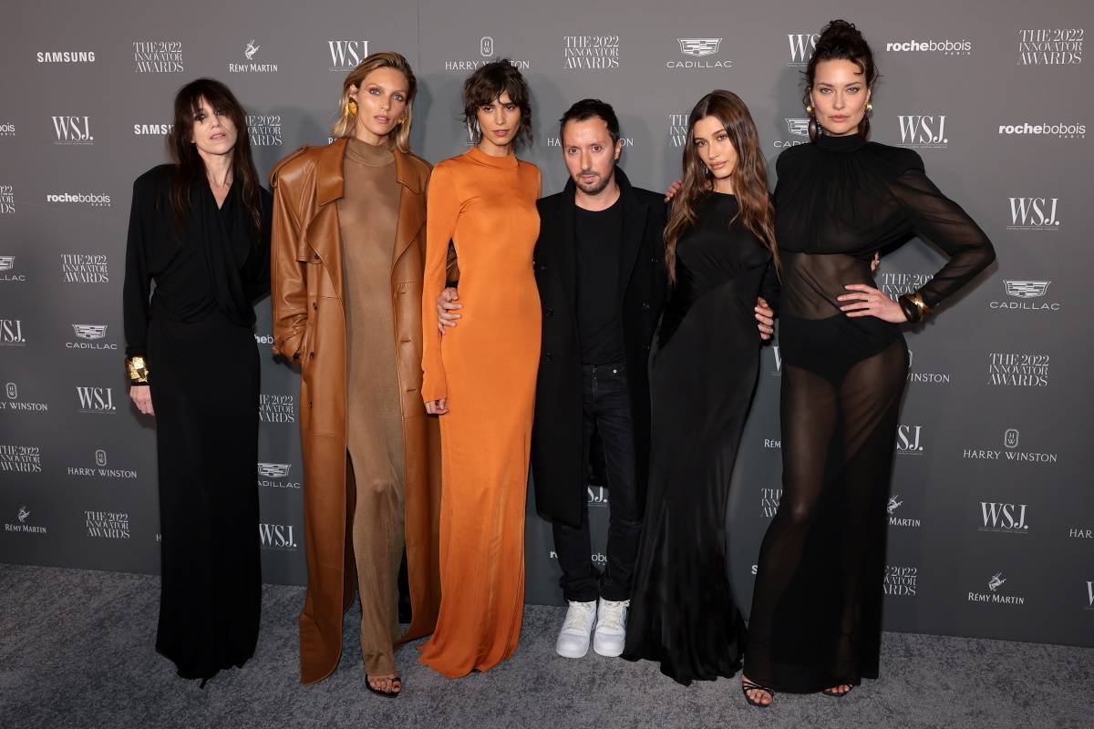 Charlotte Gainsbourg, Anja Rubik, Mica Argañaraz, Anthony Vaccarello, Hailey Bieber i Shalom Harlow (Fot. Getty Images)