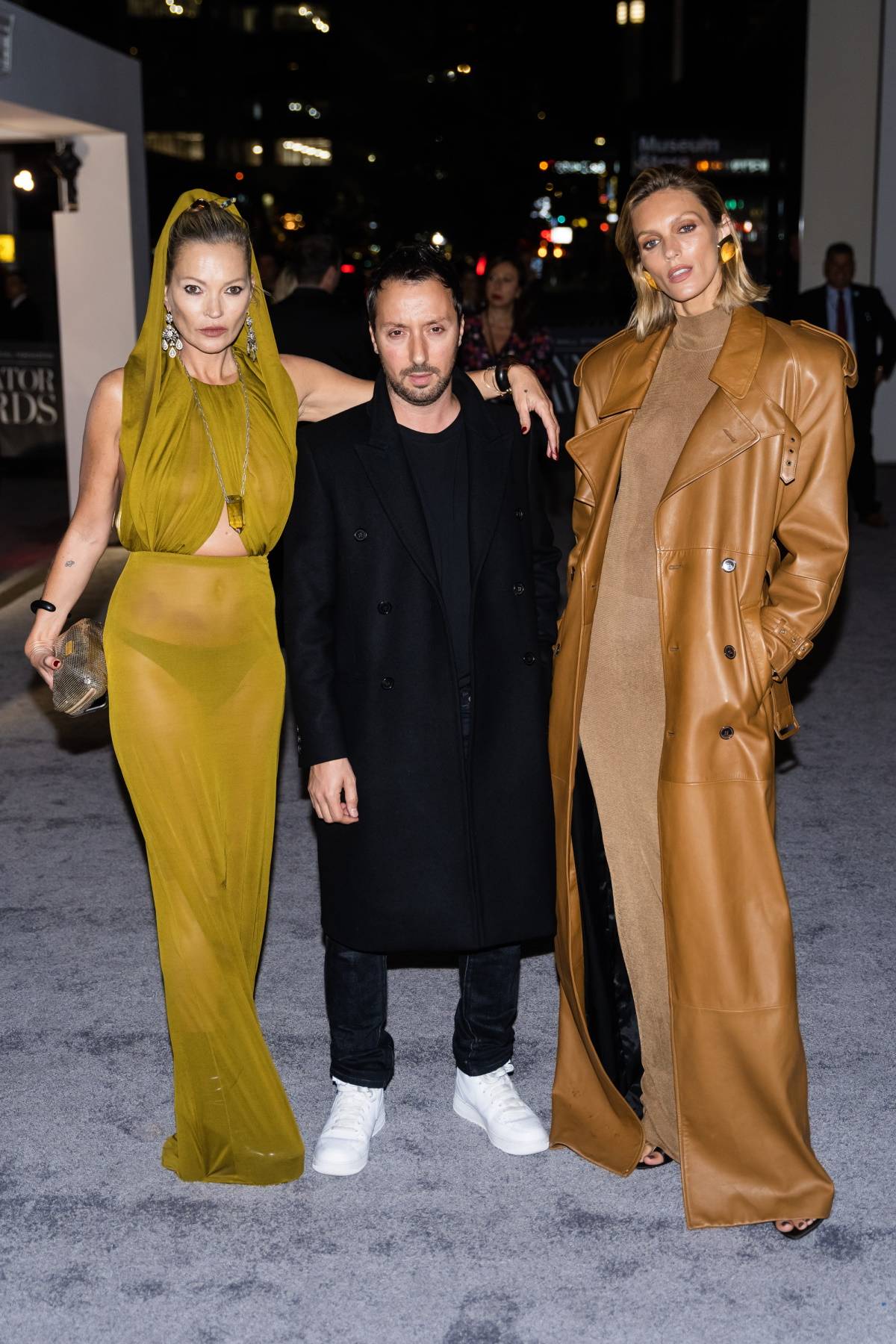 Kate Moss, Anthony Vaccarello i Anja Rubik (Fot. Getty Images)