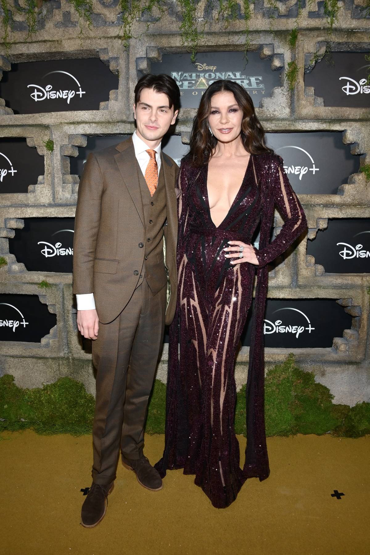 Catherine Zeta-Jones i Dylan Michael Douglas na premierze serialu Disney’a „Skarb narodów: Na skraju historii” (Fot. Getty Images)