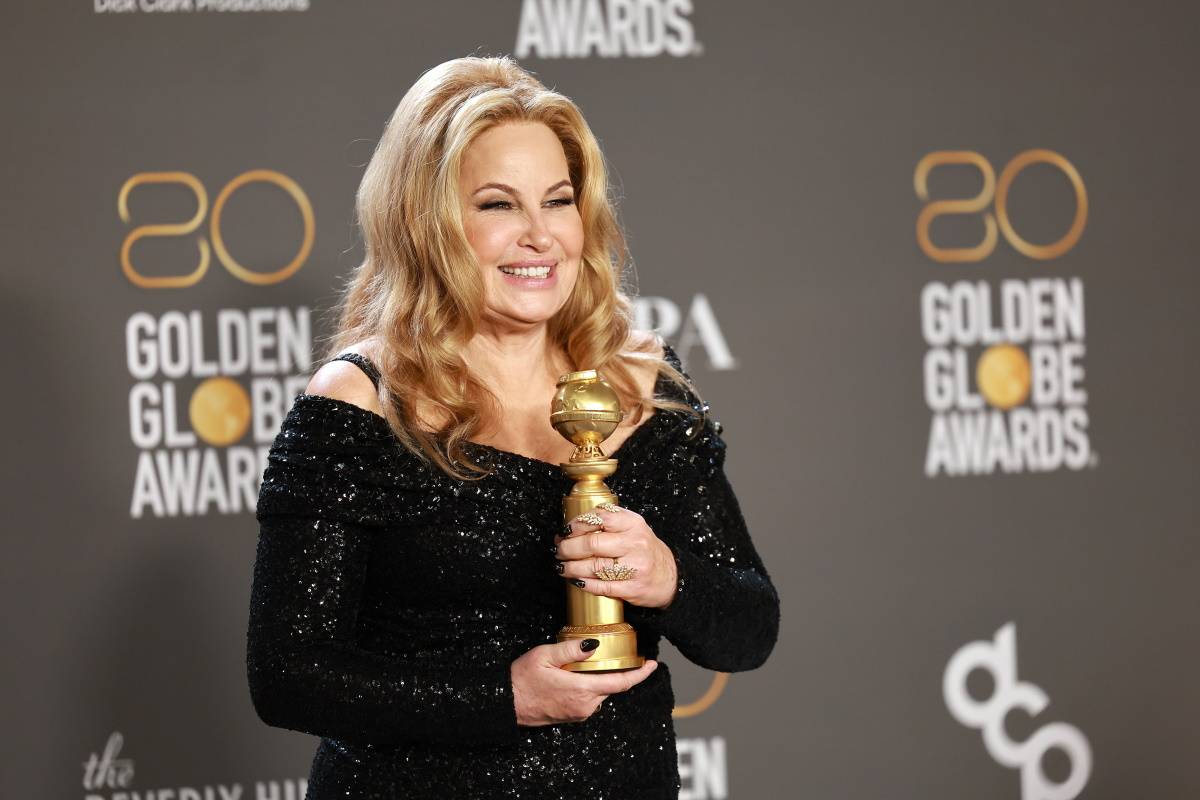 Jennifer Coolidge na rozdaniu nagród Złotych Globów 2023 (Fot. Getty Images)