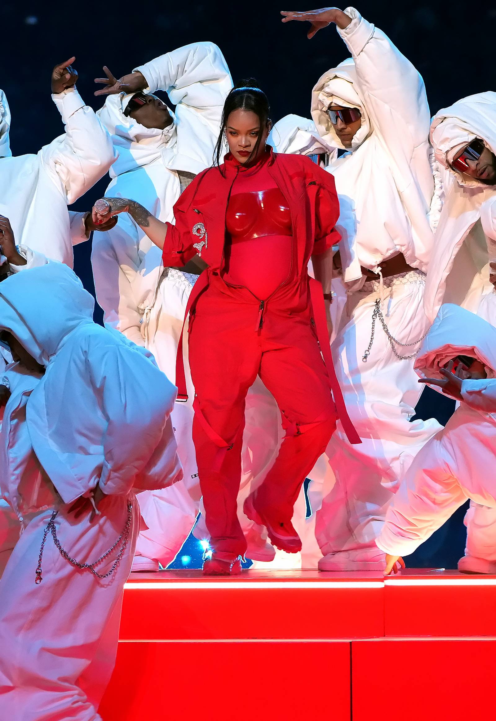 Rihanna w kombinezonie Loewe podczas show w Halftime Super Bowl (Fot. Getty Images)