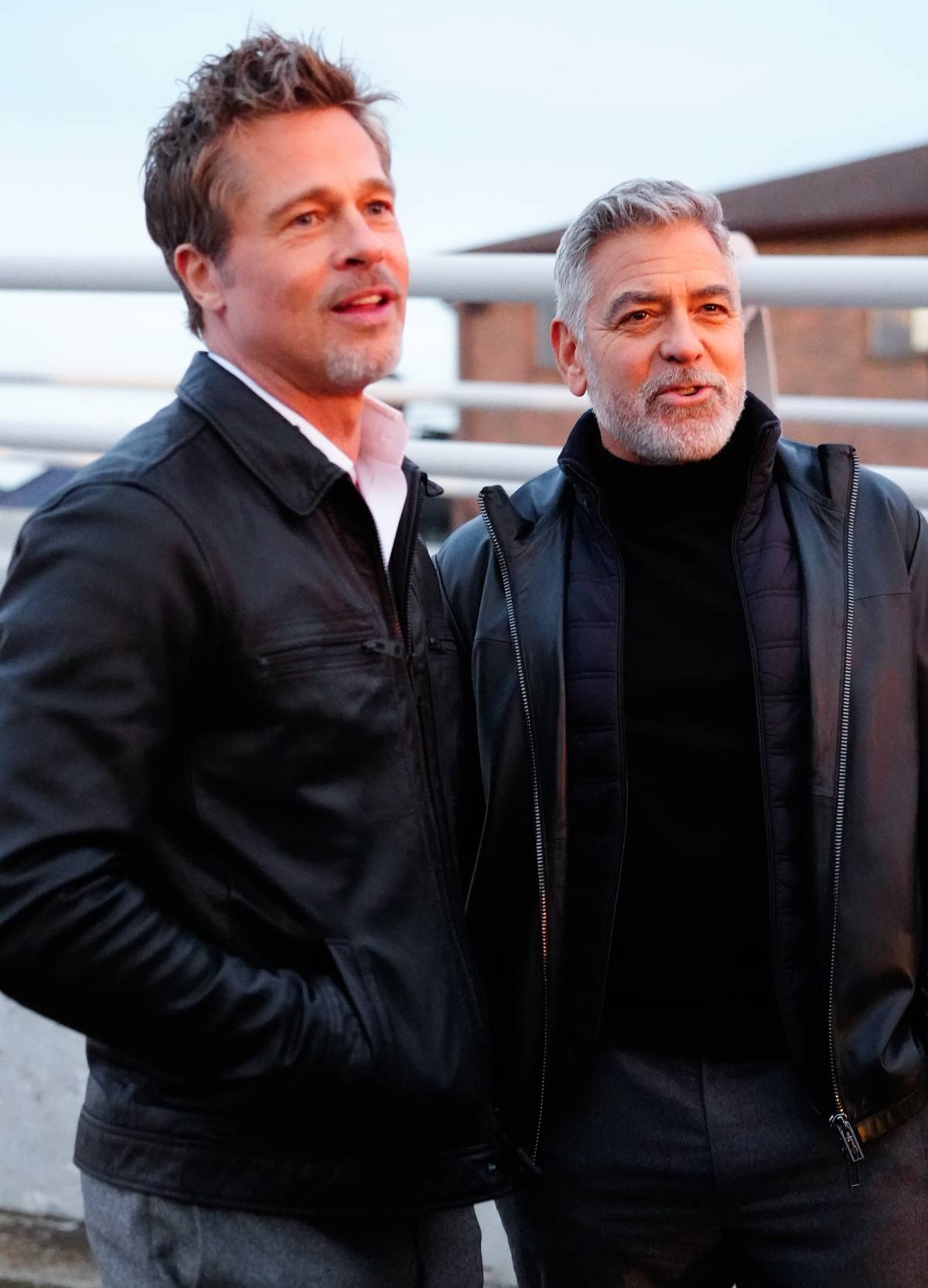 George Clooney i Brad Pitt na planie „Wolves”. (Fot. Getty Images)