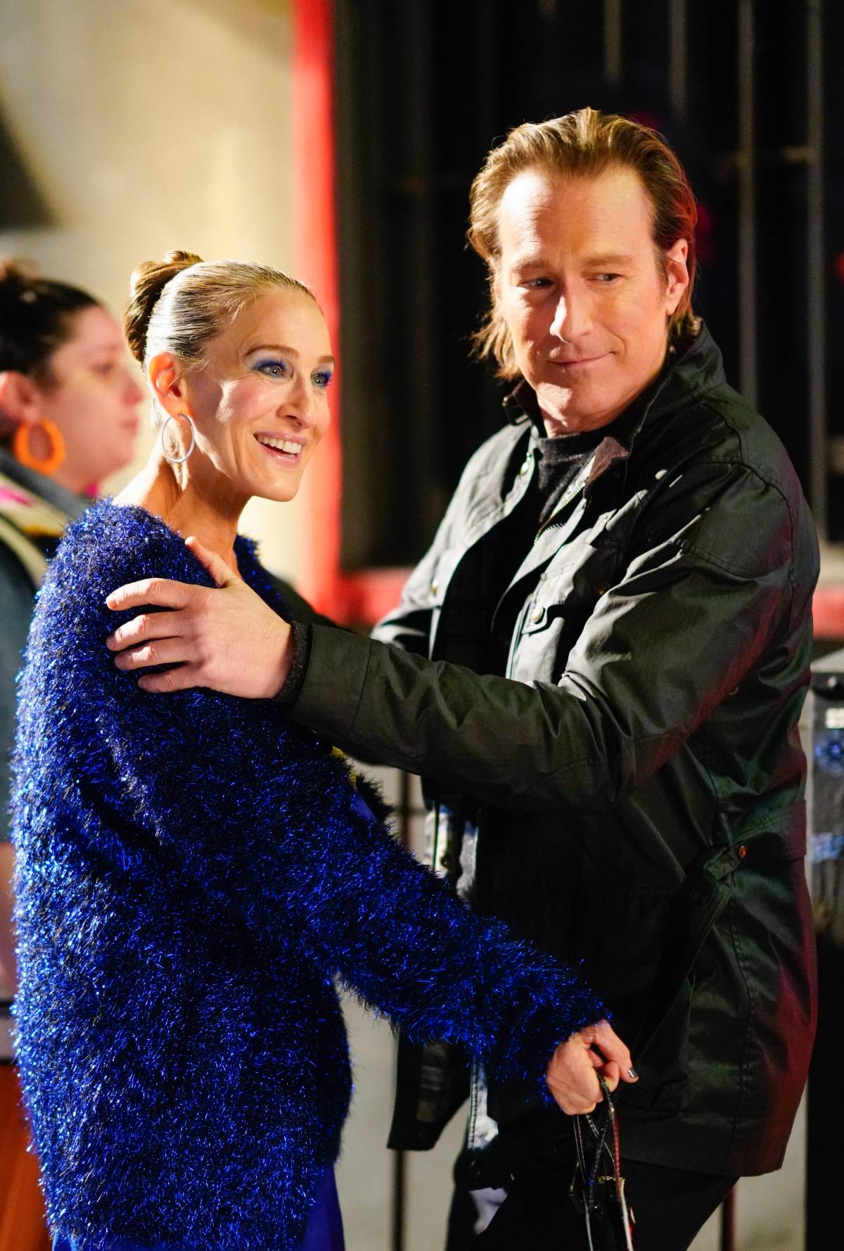 Sarah Jessicka Parker i John Corbett na planie drugiego sezonu „I tak po prostu…”. (Fot. Getty Images)