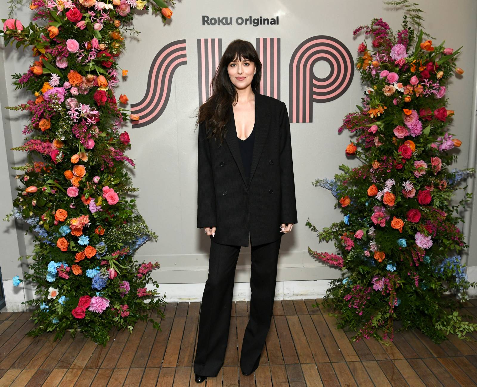 Dakota Johnson w czarnym garniturze (Fot. Jon Kopaloff/Getty Images for Boat Rocker & TeaTime Pictures)