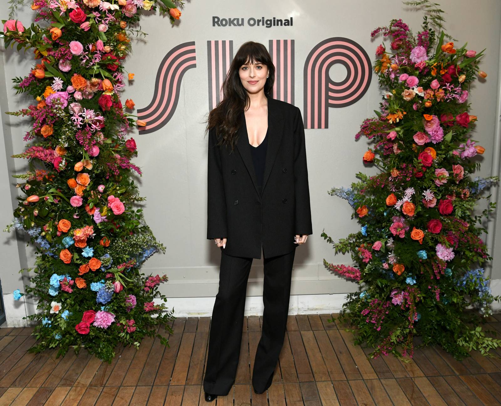 Dakota Johnson w czarnym garniturze (Fot. Jon Kopaloff/Getty Images for Boat Rocker & TeaTime Pictures)