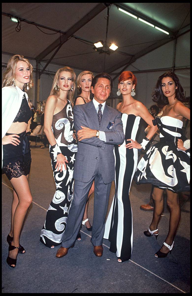 Valentino Garavani pozuje w otoczeniu modelek, w tym także Lindy Evangelisty za kulisami pokazu kolekcji wiosna-lato 1992 (Fot. Getty Images)