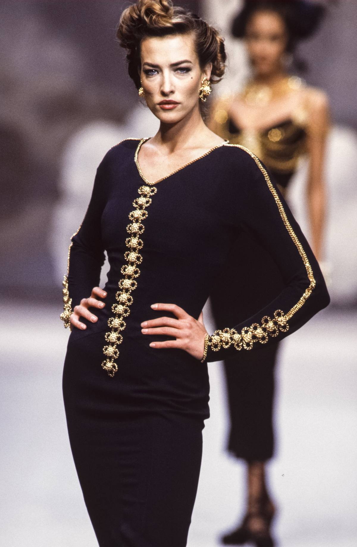 Tatjana Patitz podczas pokazu Chanel haute couture w 1992 roku. (Fot. Getty Images)