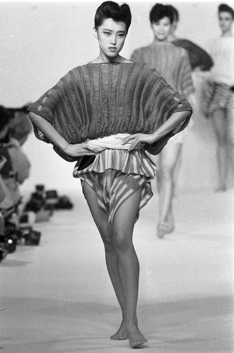 Issey Miyake wiosna-lato 1983 (Fot. Getty Images)