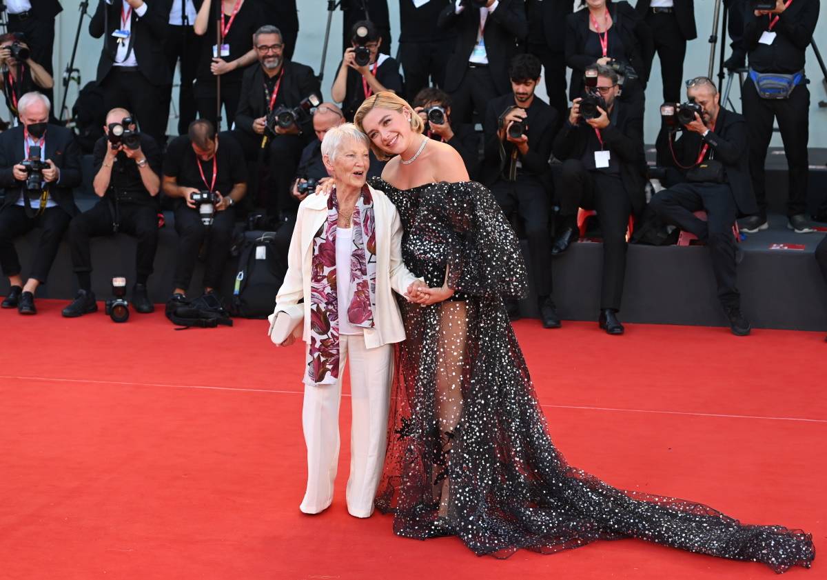 Gwiazdy z babciami i dziadkami na czerwonym dywanie. Florence Pugh z babcią na czerwonym dywanie 79. Festiwalu Filmowego w Wenecji