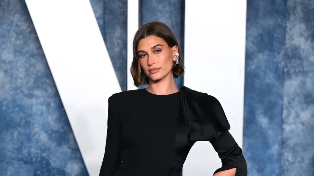 Hailey Bieber w sukni Saint Laurent projektu Anthony’ego Vaccarello i biżuterii od Any Khouri na oscarowym przyjęciu „Vanity Fair” 2023