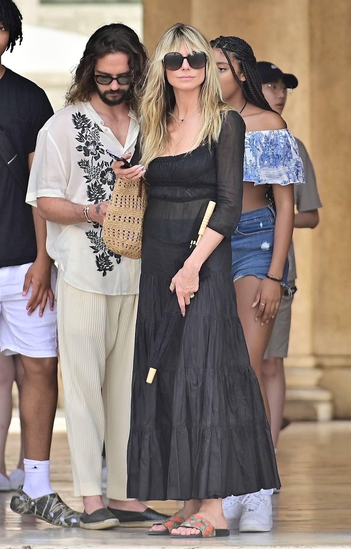 Heidi Klum w czarnym zestawie w stylu boho i klapkach Gucci.   Modelka Heidi Klum oddaje hołd letniemu stylowi, celebrując wakacje w Wenecji w idealnym zestawie na lato: czarnej spódnicy i bluzce oraz klapkach Gucci.