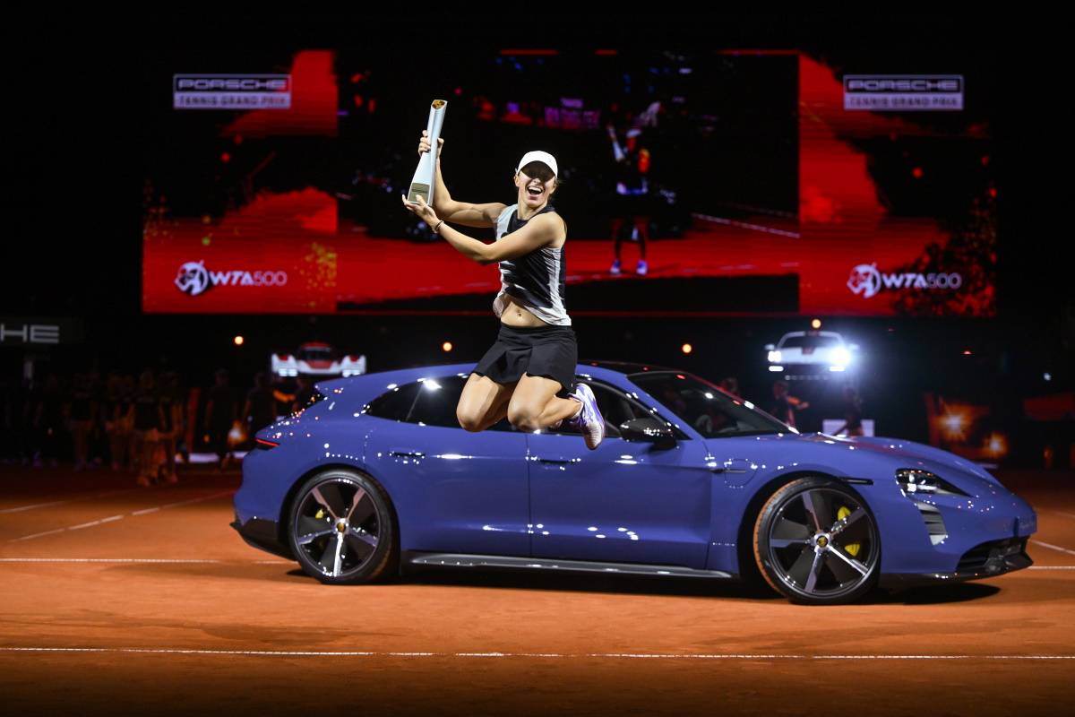 Iga Świątek triumfuje na Porsche Tennis Grand Prix 2023 i wygrywa samochód Porsche. – Od pierwszych uderzeń wiedziałam, że zapowiada się dobry dzień – mówiła Iga Świątek, która wygrała Porsche Taycan Turbo S Sport Turismo.