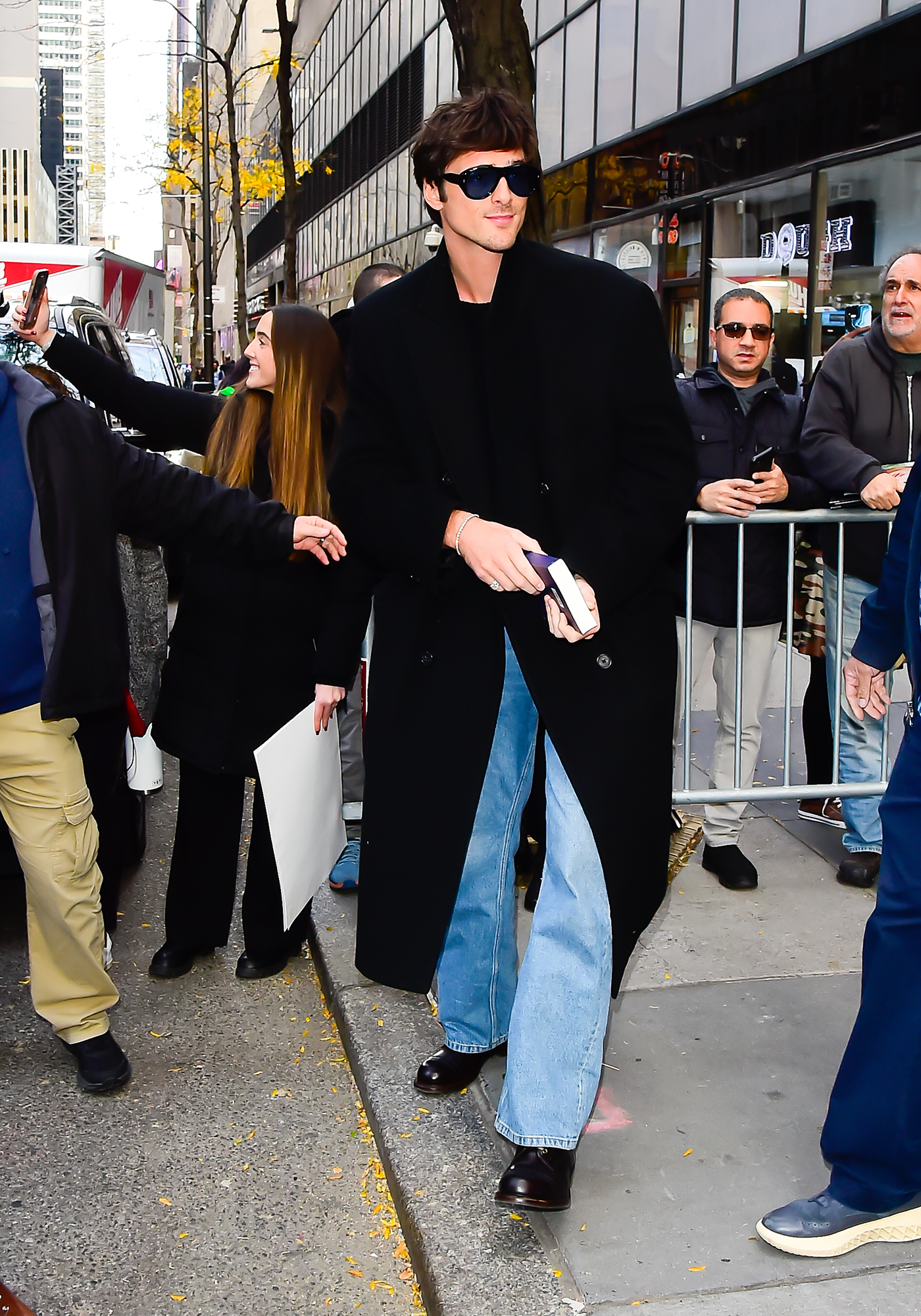 Jacob Elordi w jesiennym płaszczu i jeansach / (Fot. Getty Images)