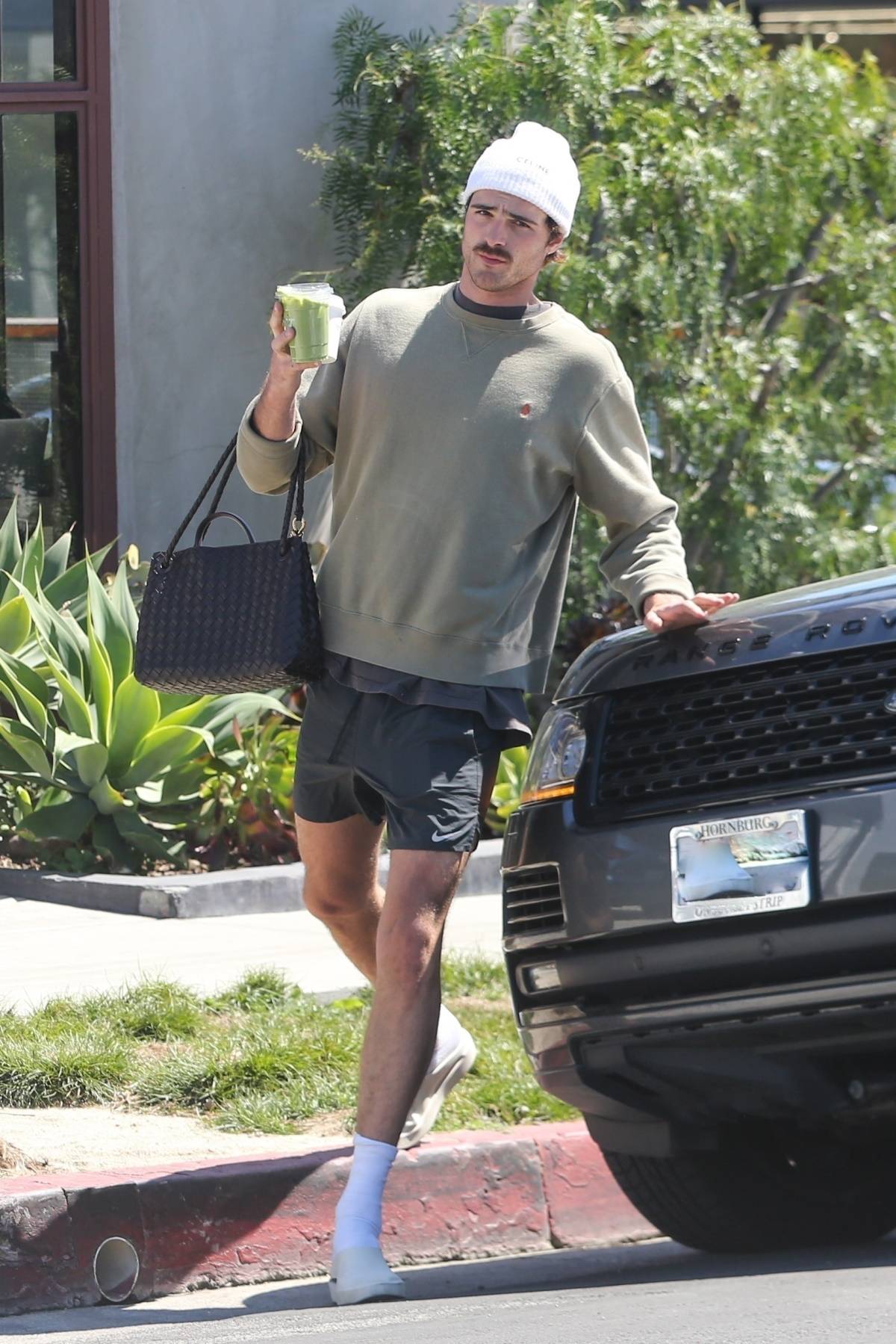 Jacob Elordi w ogrodniczkach i z torbą Bottega Veneta Andiamo na spacerze po Los Angeles. Jacob Elordi na spacer po Los Angeles zestawił kremowe ogrodniczki z Andiamo, nową it-bag domu mody Bottega Veneta.