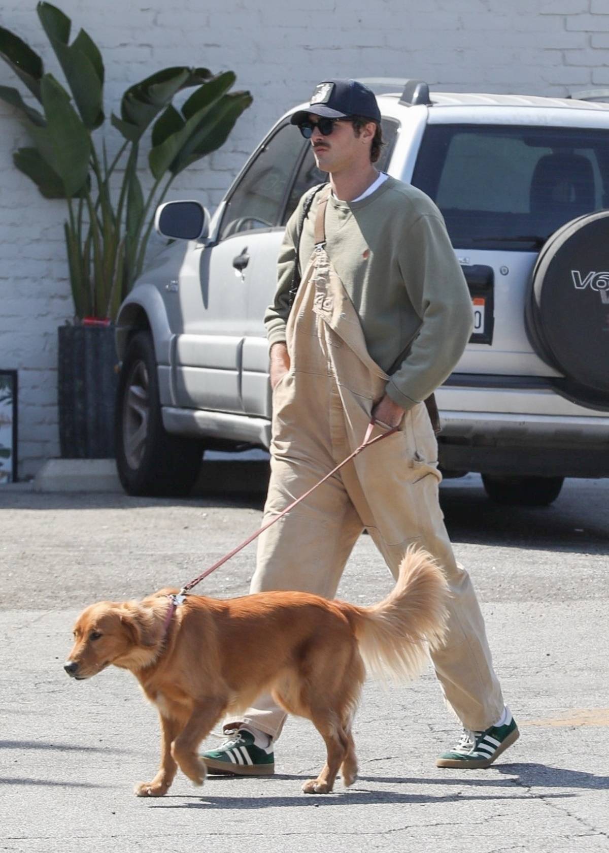 Jacob Elordi w ogrodniczkach i z torbą Bottega Veneta Andiamo na spacerze po Los Angeles. Jacob Elordi na spacer po Los Angeles zestawił kremowe ogrodniczki z Andiamo, nową it-bag domu mody Bottega Veneta.