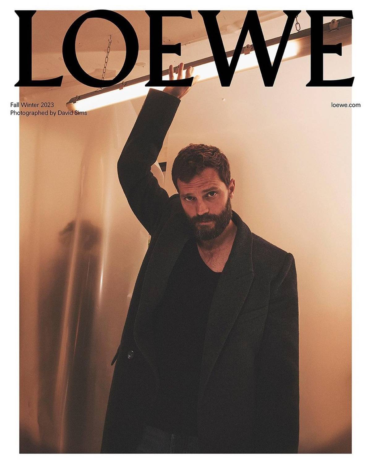 Jamie Dornan wystąpił przed obiektywem Davida Simsa w kampanii Loewe na sezon jesień-zima 2023.