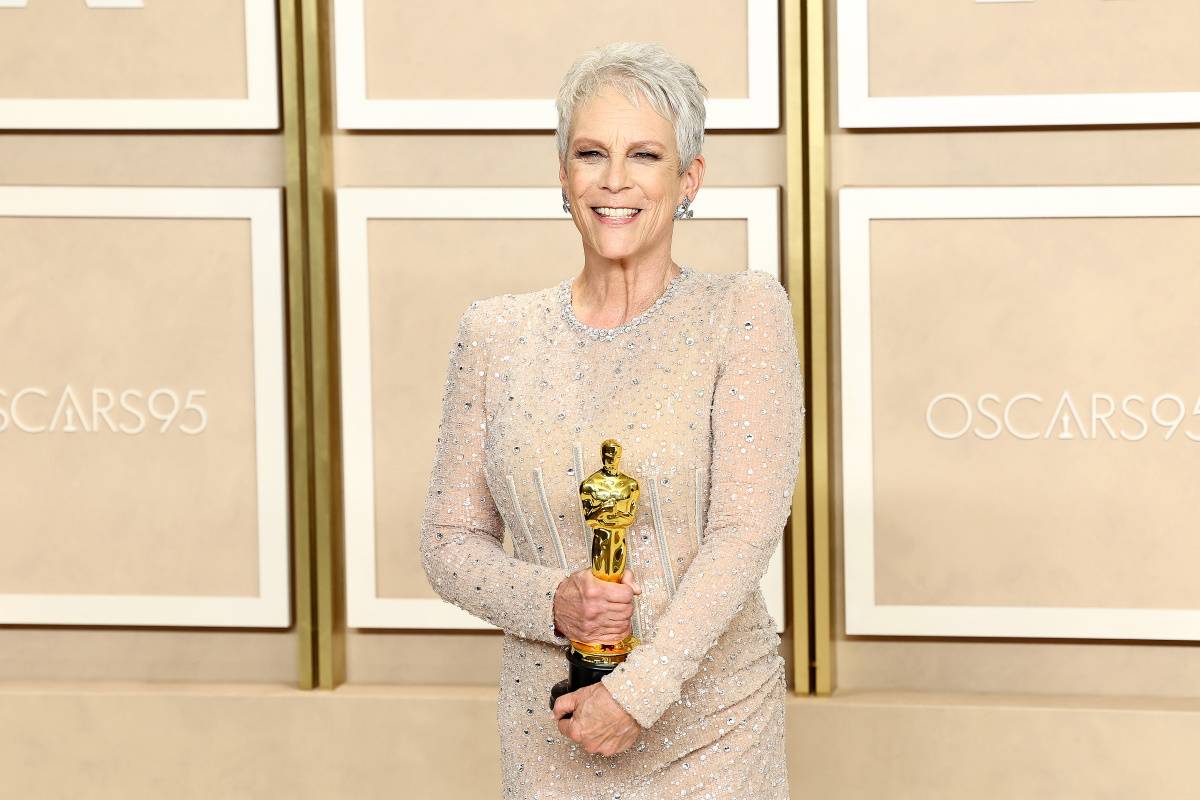 Jamie Lee Curtis zamieściła na Instagramie zdjęcie, na którym pozuje w marynarce, kabaretkach i szpilkach.