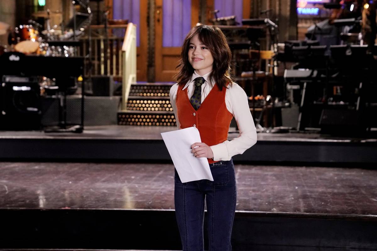 Jenna Ortega w dżinsowych dzwonach i kwiecistym krawacie na próbach do „Saturday Night Live”