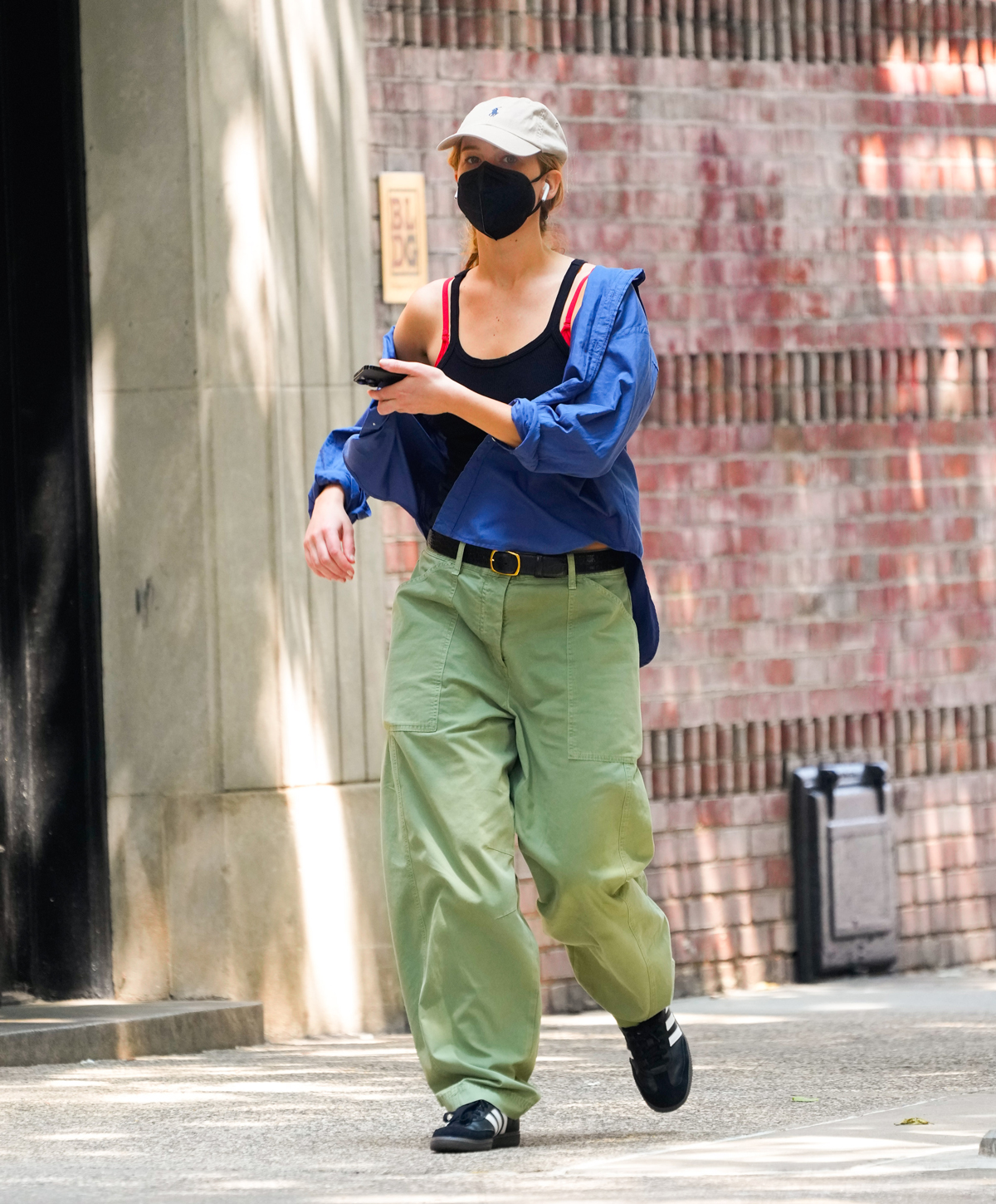 Jennifer Lawrence połączyła czarne sneakersy adidas Samba ze spodniami cargo w kolorze khaki, czarnym topem i niebieską kurtką. Aktorka została sfotografowana w casualowej stylizacji podczas porannego spaceru.