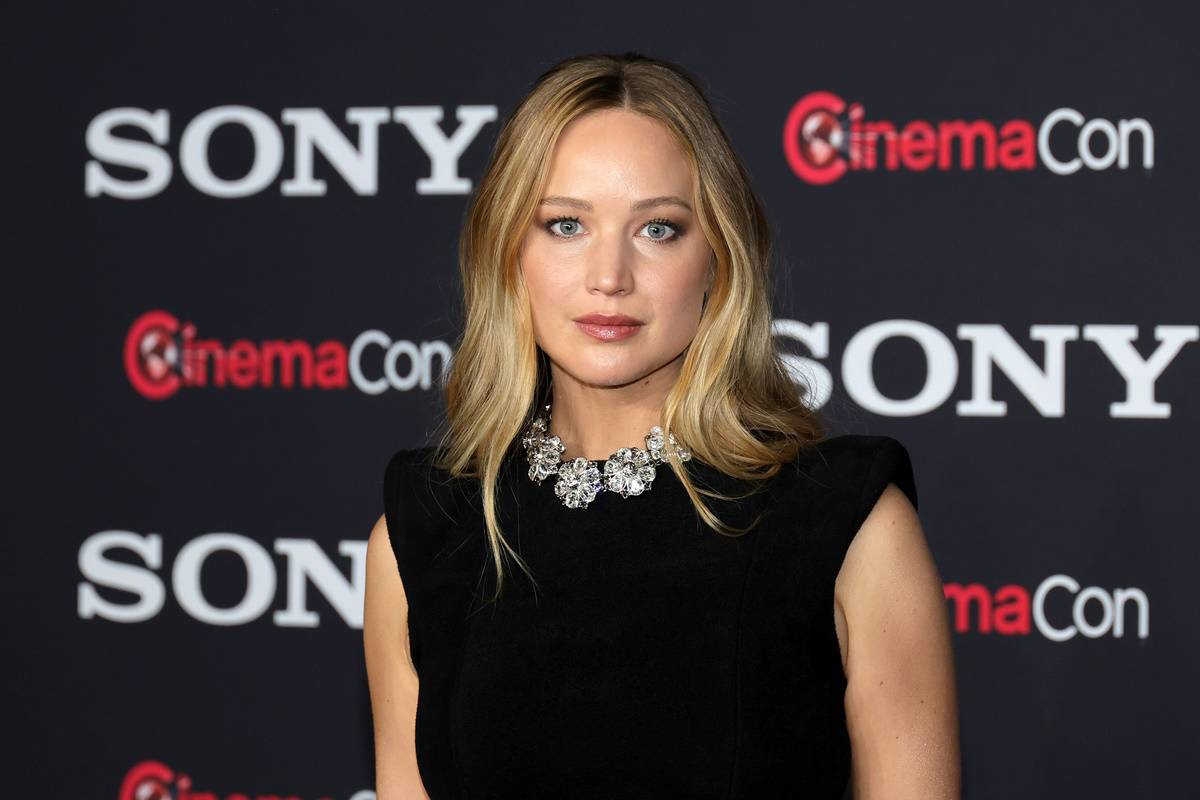 Jennifer Lawrence w czarnym zestawie i sandałkach na szpilce.  Jennifer Lawrence od kilku miesięcy prezentuje nowy, nonszalancki styl. W jej szafie królują szerokie spodnie, T-shirty i oversize’owe płaszcze.