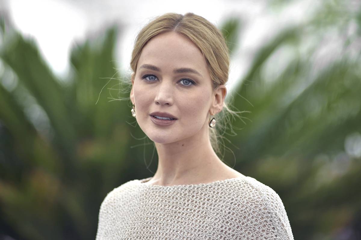 ennifer Lawrence w koszuli i spodniach capri na ulicach Nowego Jorku. Jennifer Lawrence wybierając ubrania, wygodę stawia na pierwszym miejscu. Na spacery w Nowym Jorku aktorka chętnie zakłada krótkie spodnie.