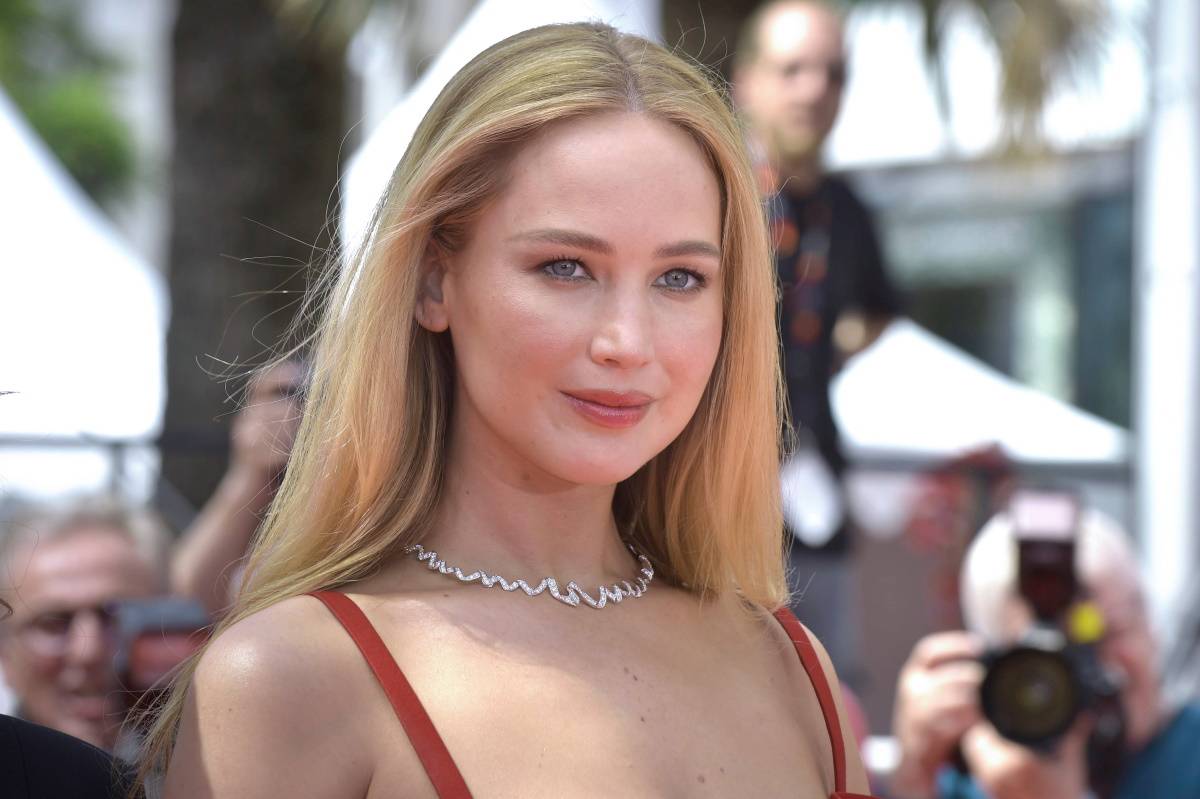 Jennifer Lawrence w luźnej stylizacji i warkoczach na spacerze z synem. Aktorka Jennifer Lawrence Widziana na spacerze w Nowym Jorku z mężem i synem, połączyła spodnie cargo, czarny tank top i bejsbolówkę z warkoczami.