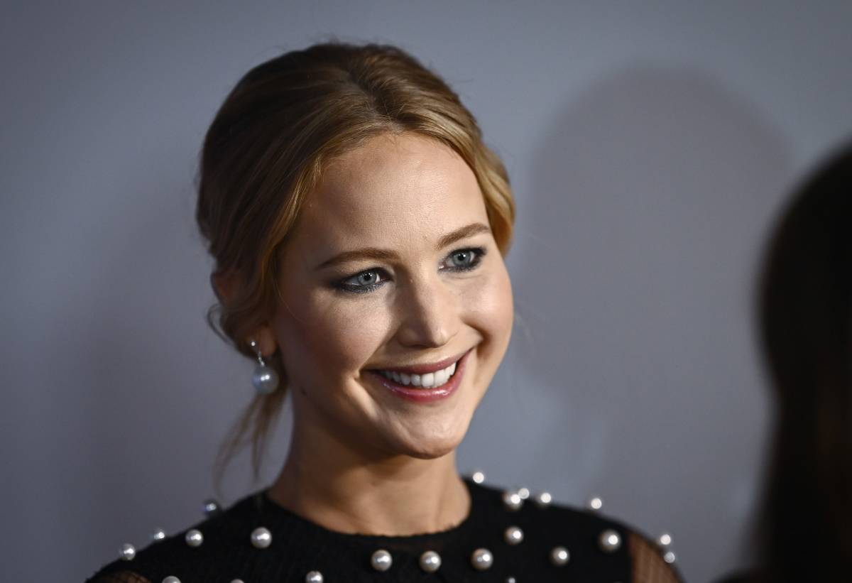 Jennifer Lawrence w sneakersach Samba marki adidas i z torbą XXL od The Row. Jennifer Lawrence na co dzień jest zwolenniczką wygodnych casualowych zestawień. Stylizacje gwiazda uzupełnia wyjątkowymi dodatkami.