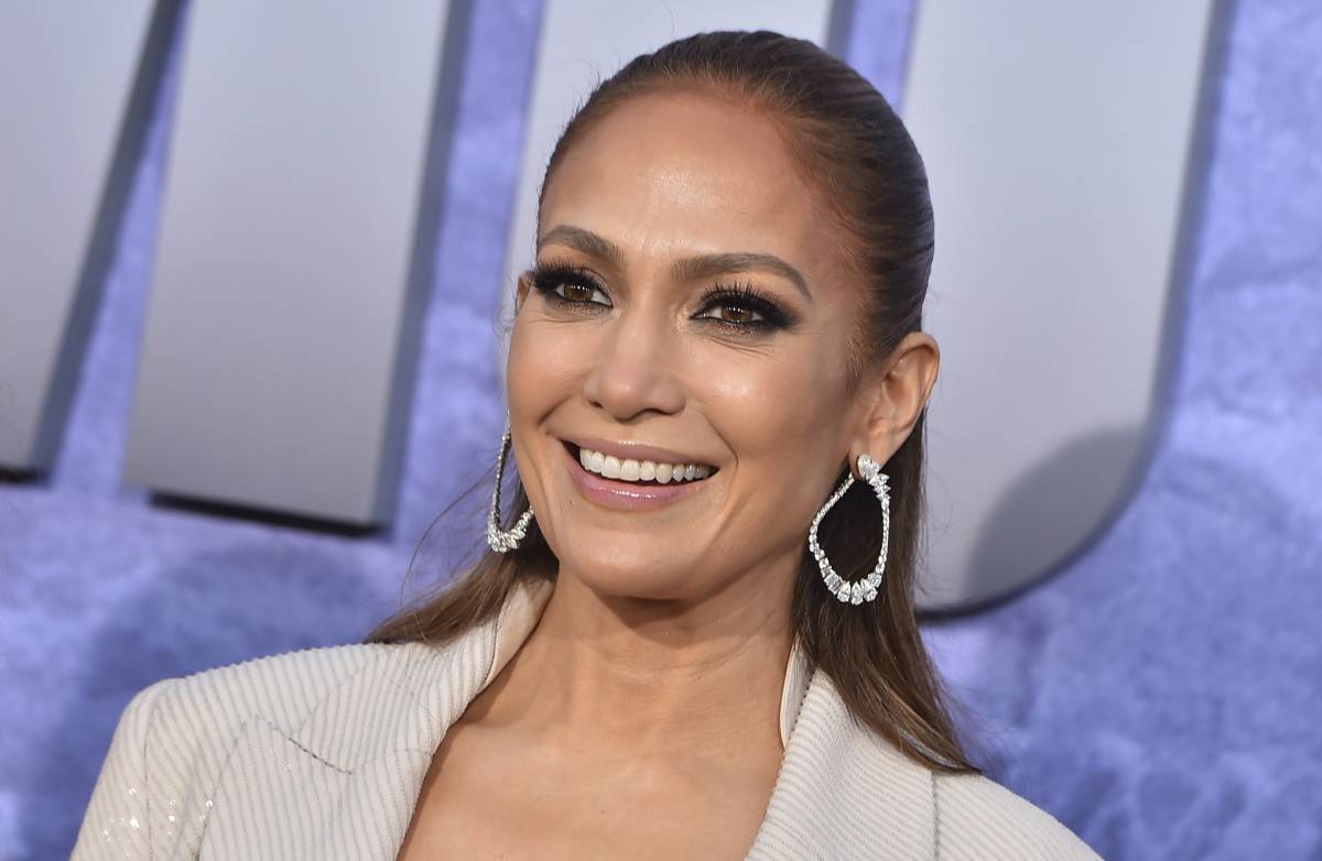 Jennifer Lopez prezentuje nową fryzurę z gęstą grzywką idealną na lato. Jennifer Lopez powróciła do jednej z ulubionych fryzur. Na lato prezentuje cieniowaną, gęstą, sięgającą brwi grzywkę.