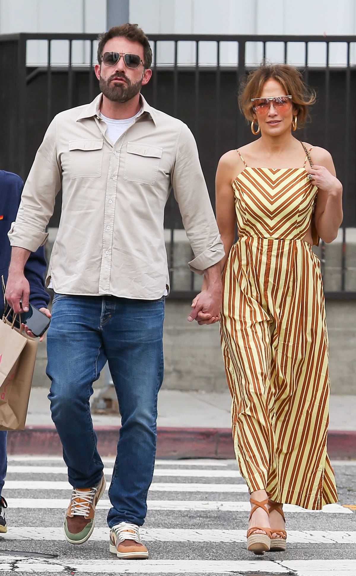 Jennifer Lopez w espadrylach, najmodniejszych butach na lato. Espadryle królują w szafie Jennifer Lopez już od kilku lat i, podobnie jak timberlandy, stały się znakiem rozpoznawczym jej stylu.