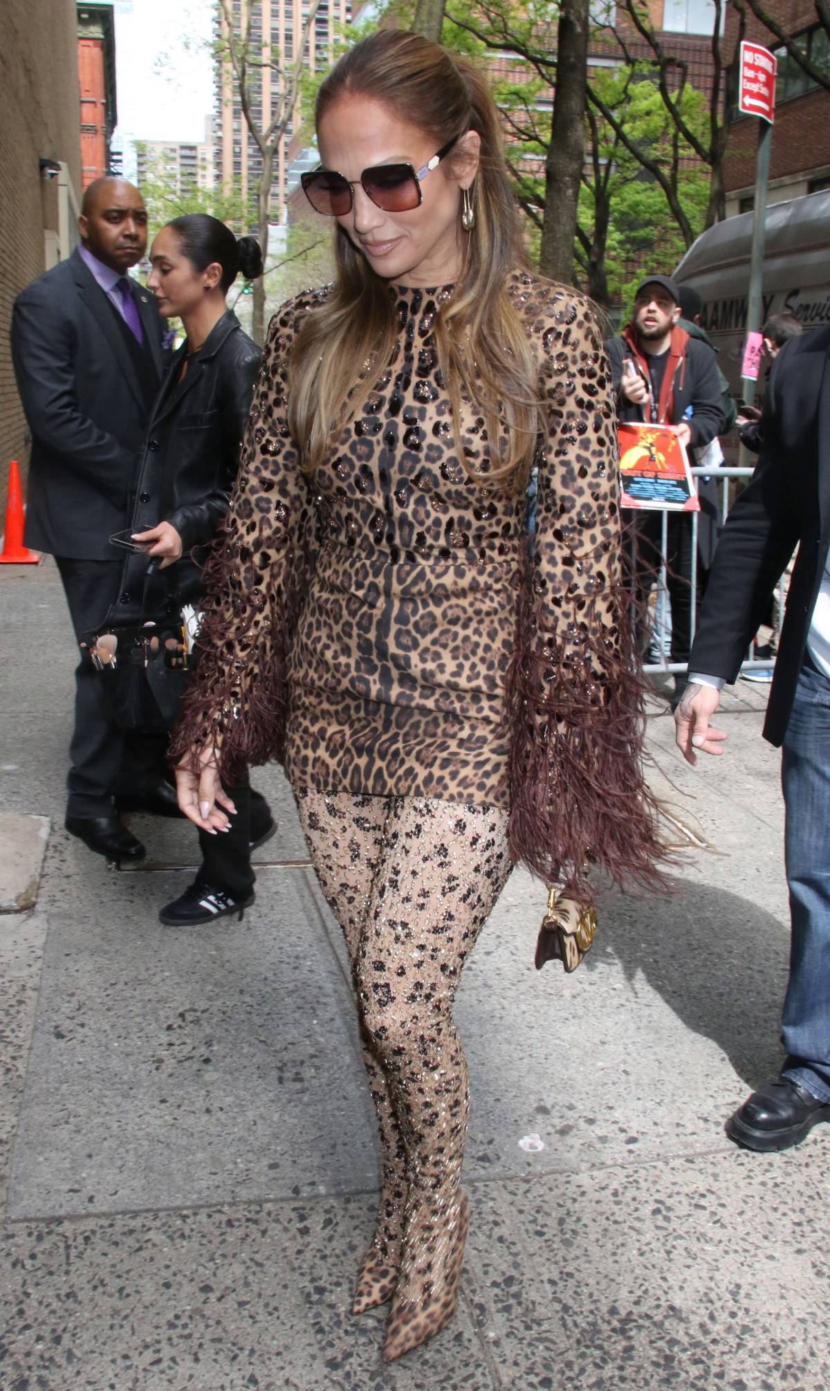 Jennifer Lopez w total looku w cętki od Valentino. Dotychczas zwierzęce printy zwykle zdobiły maksymalistyczne dodatki Jennifer Lopez. Teraz gwiazda postawiła na total look w panterkę.