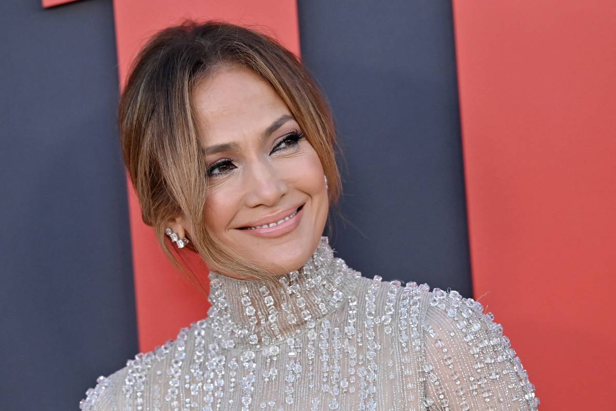 Jennifer Lopez w wiosennym manikiurze z kwiatowymi zdobieniami. Jennifer Lopez lansuje idealny manikiur na wiosnę. Jej paznokcie zdobią kolorowe płatki kwiatów.