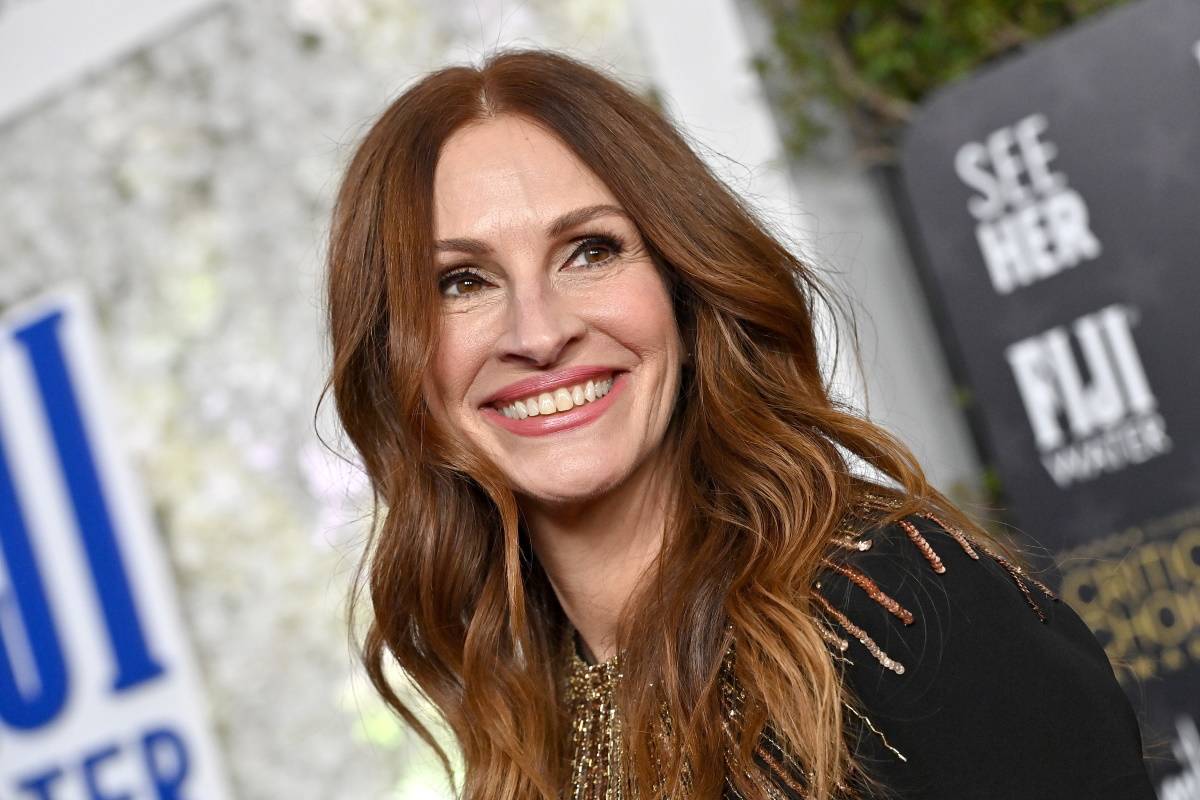 Julia Roberts z prostą grzywką. Julia Roberts zmieniła fryzurę, zdecydowała się na prostą grzywkę, zakrywającą brwi. Z takim uczesaniem wzięła udział w wydarzeniu marki Chopard.