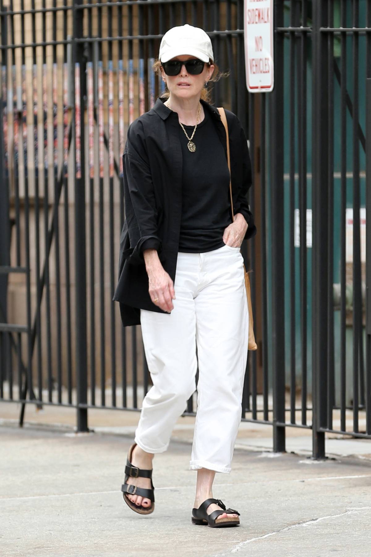 Julianne Moore nosi birkenstocki do klasycznej stylizacji. Julianne Moore połączyła czarną koszulę i białe jeansy z najmodniejszymi klapkami marki Birkenstock. 