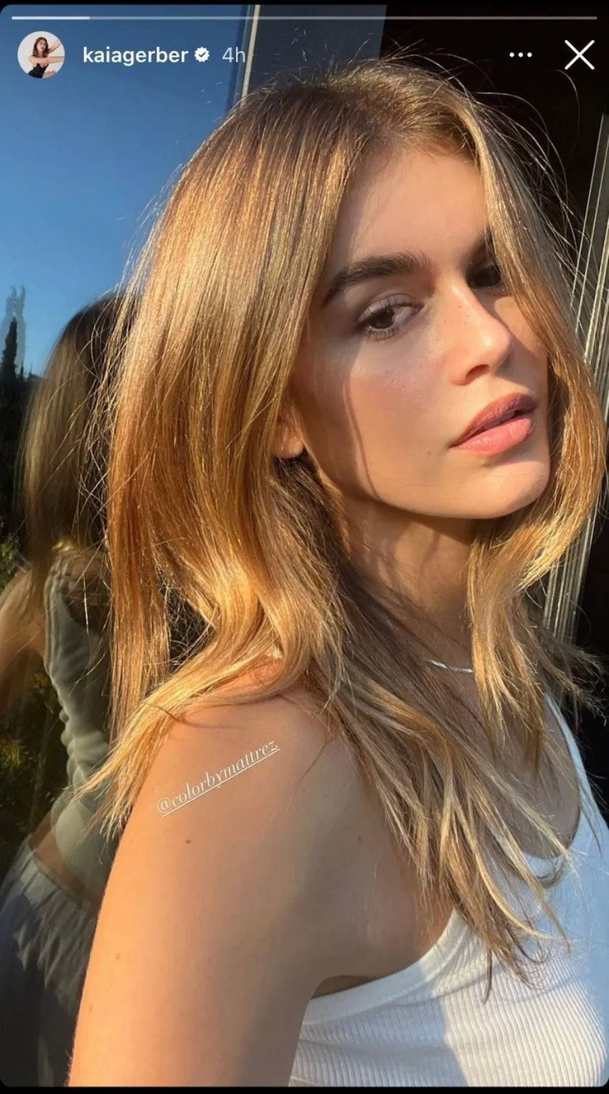 Kaia Gerber w blond włosach na lato 2023 roku. Kaia Gerber zmieniła kolor włosów. Karmelowy blond modelki to modny odcień na lato 2023 roku.