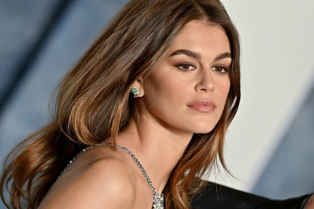 Kaia Gerber w spodniach cargo i baletkach Mary-Jane. Styl Kai Gerber bywa wyrafinowany na czerwonym dywanie, ale na co dzień modelka stawia na wygodę. Lubi nosić ulubione baletki Mary-Jane i spodnie cargo.