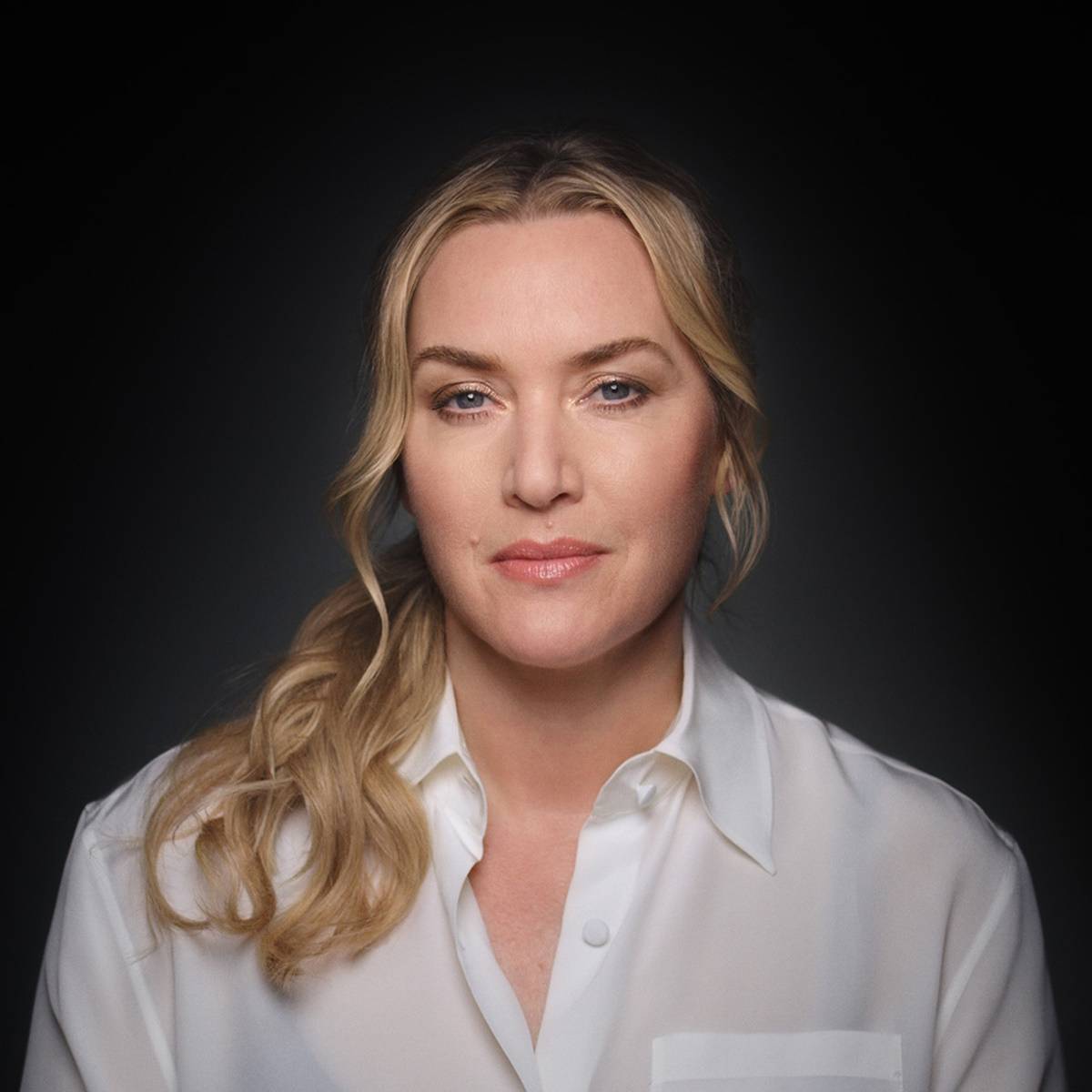 Kate Winslet w Lekcji Wartości z L’Oreal Paris. Hasło L’Oreal Paris „Jestem tego warta” obchodzi w 2023 roku 52. urodziny. Z tej okazji aktorka Kate Winslet wzięła udział w wyjątkowej kampanii – Lekcjach Wartości.