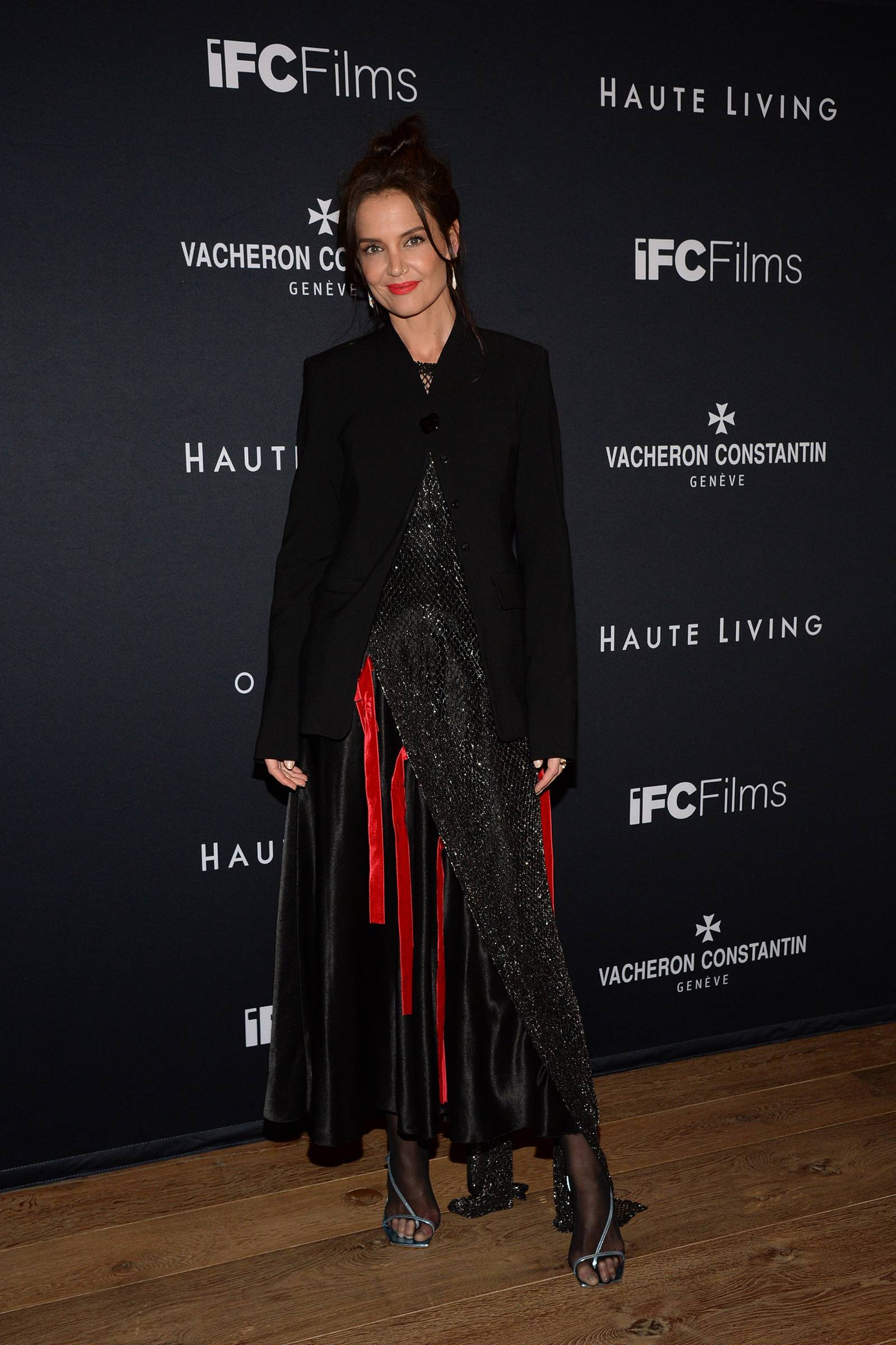 Katie Holmes w awangardowych stylizacjach w bieli i czerni promuje film „Rare Objects”. Katie Holmes lubi sprawdzone rozwiązania, gdy więc zdarza się, że sięga po awangardowe kreacje, wybiera te w klasycznych kolorach.