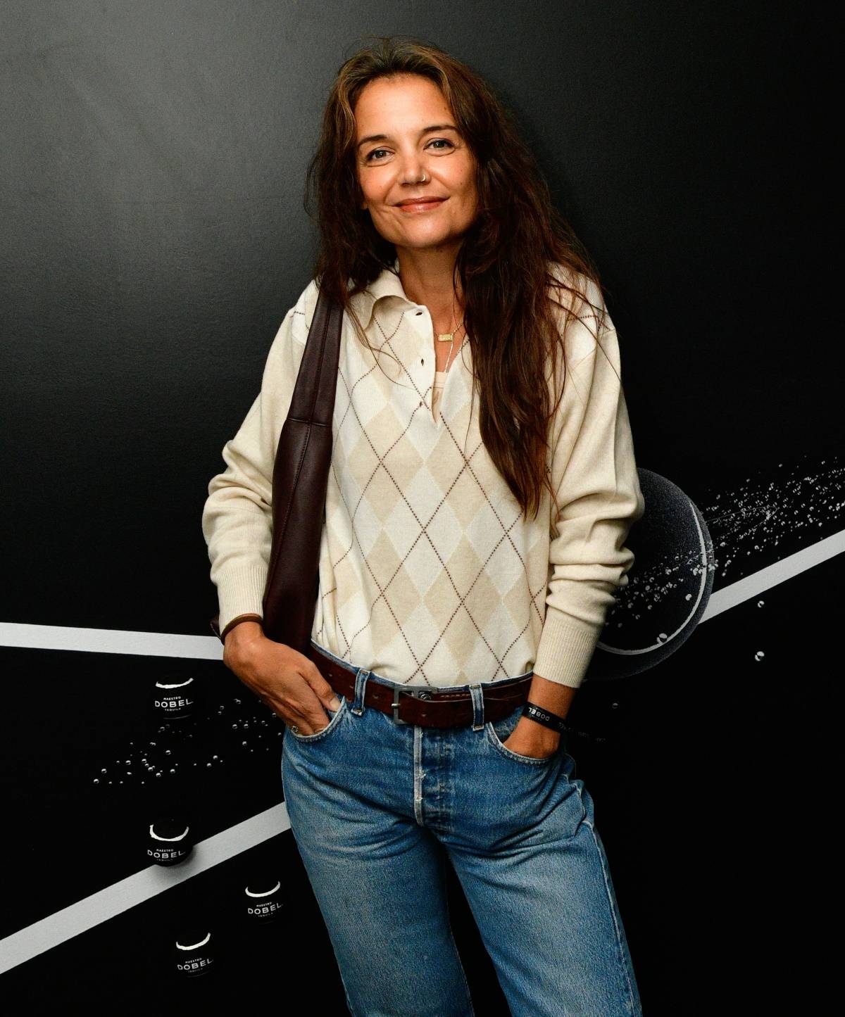 Katie Holmes w czarnych balerinach, najmodniejszych butach jesieni. Katie Holmes do perfekcji opanowała nonszalancki, miejski styl, który idealnie współgra z atmosferą Nowego Jorku. Teraz nawiązuje też do szyku paryżanek.