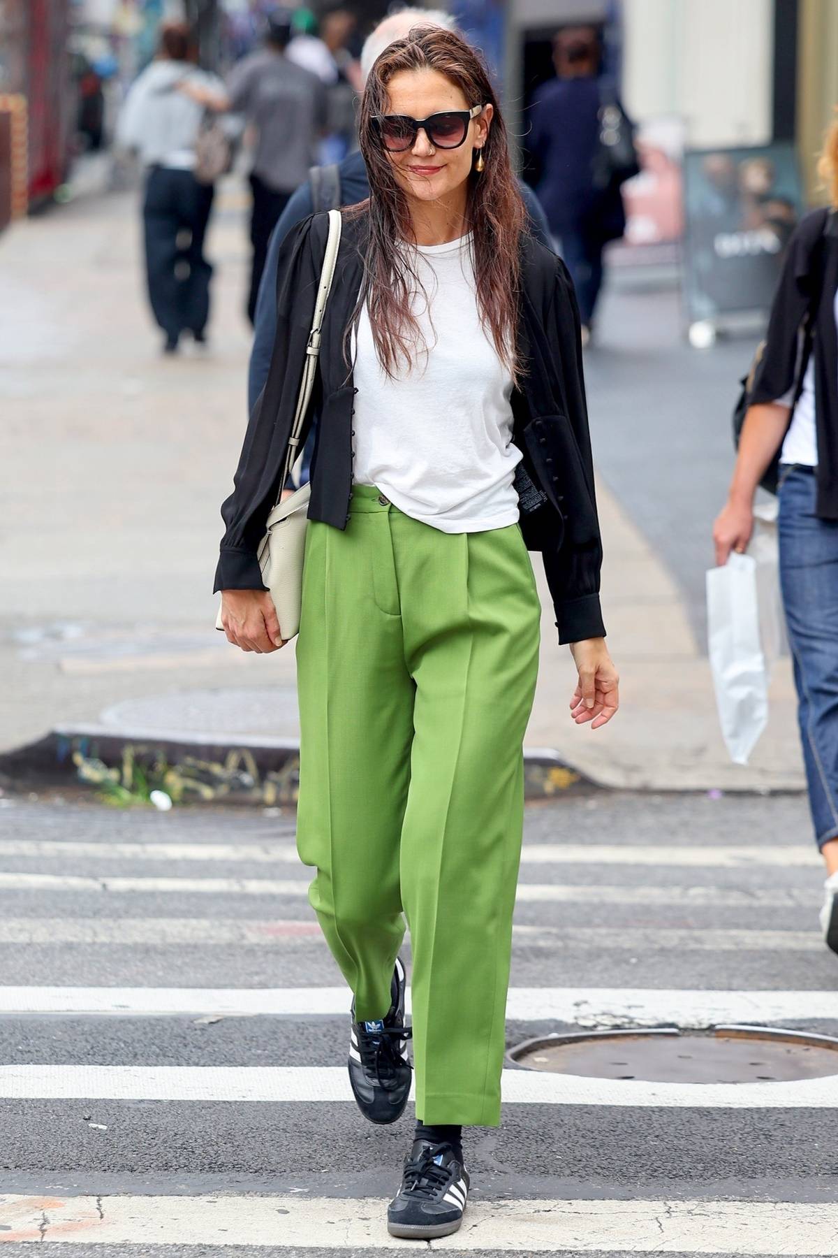 Katie Holmes w oliwkowych spodniach i sneakersach Samba adidasa (Fot. Backgrid/East News)