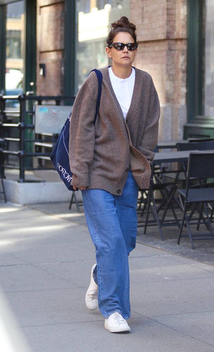 https://www.vogue.co.uk/news/article/katie-holmes-dad-cardigan