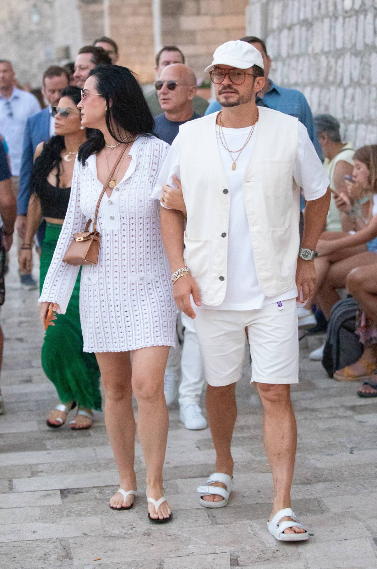 Katy Perry i Orlando Bloom w dopasowanych białych stylizacjach. Katy Perry i Orlando Bloom w modzie są tak samo zgodni, jak w życiu. Podczas wakacji w Chorwacji, wybrali dopasowane stylizacje.