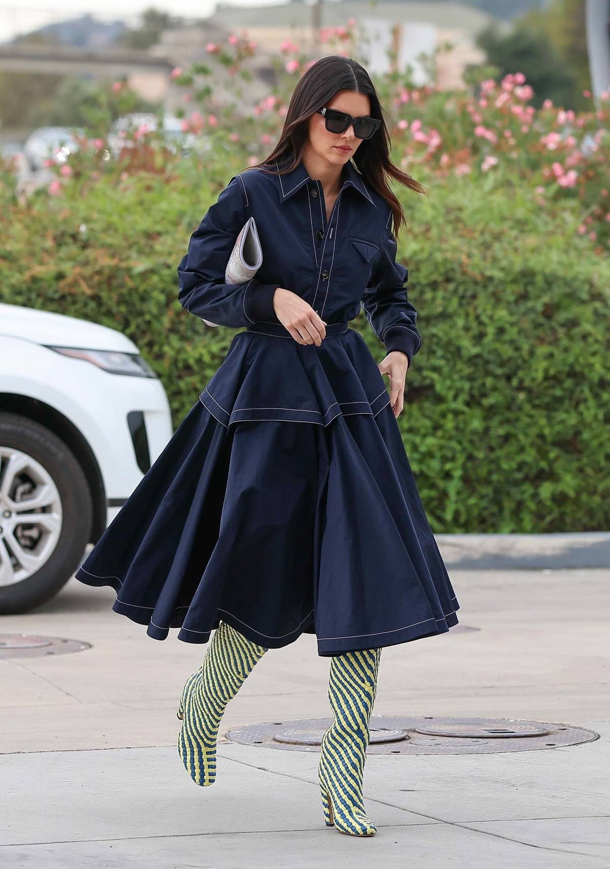 Kendall Jenner pokazuje jak nosić jeansową sukienkę z fantazyjnymi kozakami.