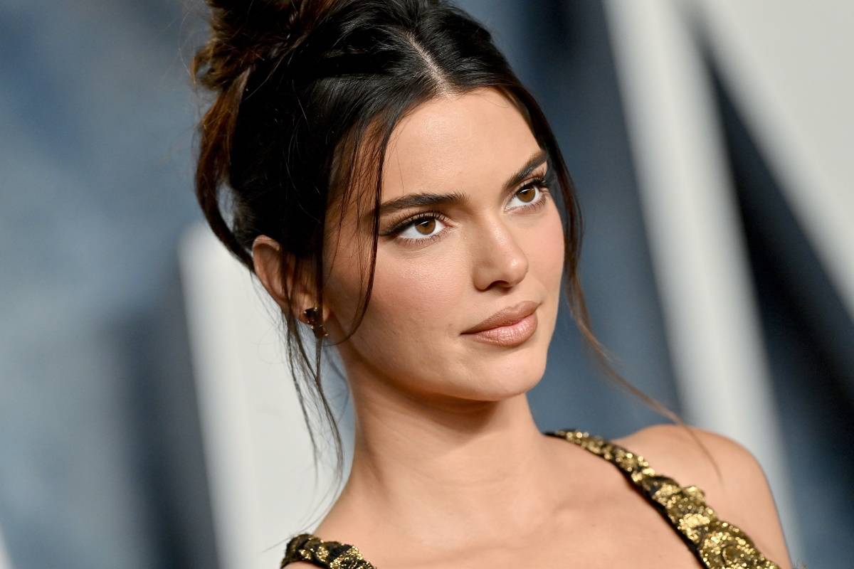 Kendall Jenner w białej sukience bodycon Alaïa. Bandażowe sukienki Hervé Léger były znakiem rozpoznawczym Kim Kardashian w połowie lat 2000. Teraz do trendu powraca jej siostra, Kendall Jenner. 