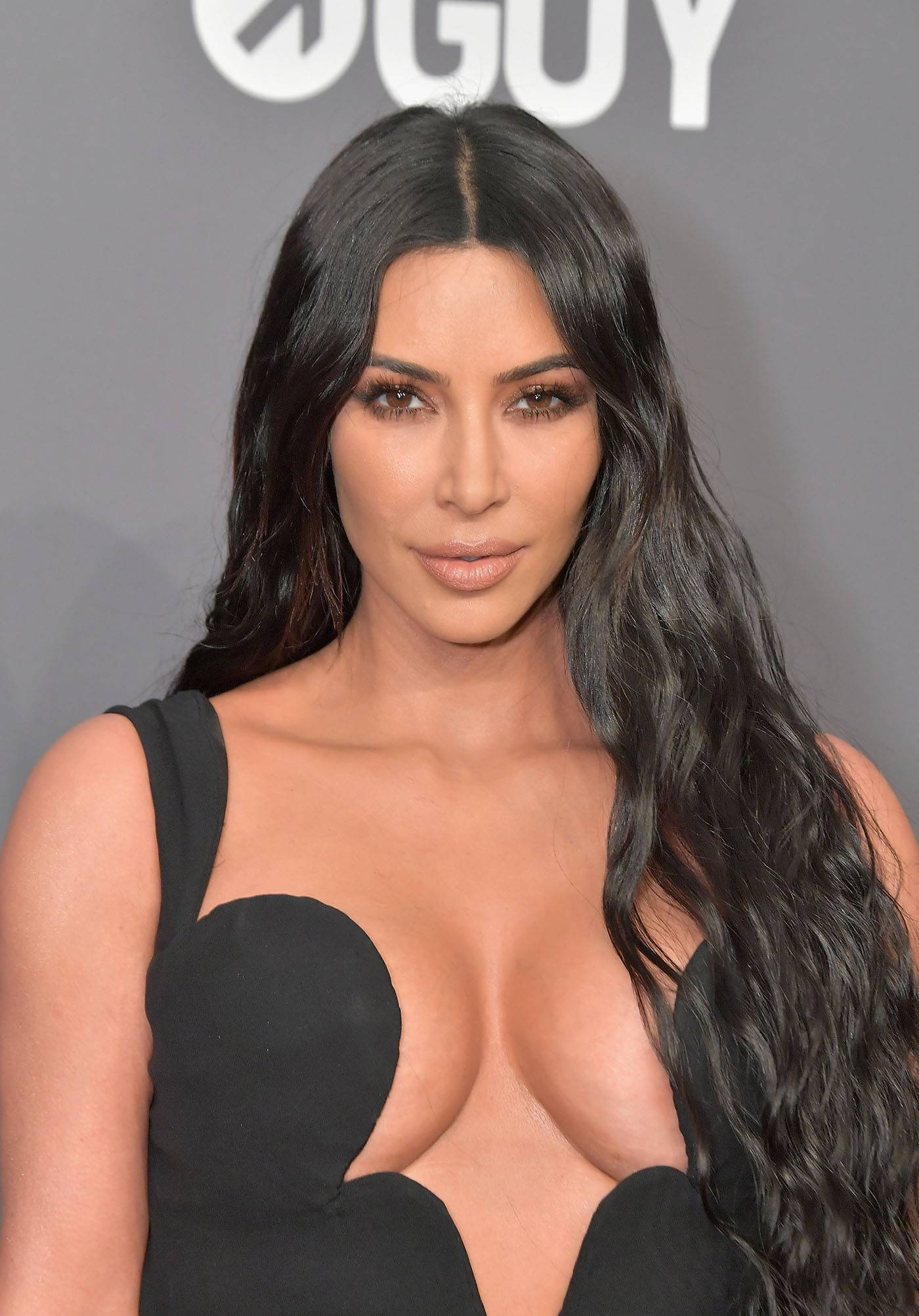 Kim Kardashian w bieliźnianej stylizacji na weselu / Getty Images