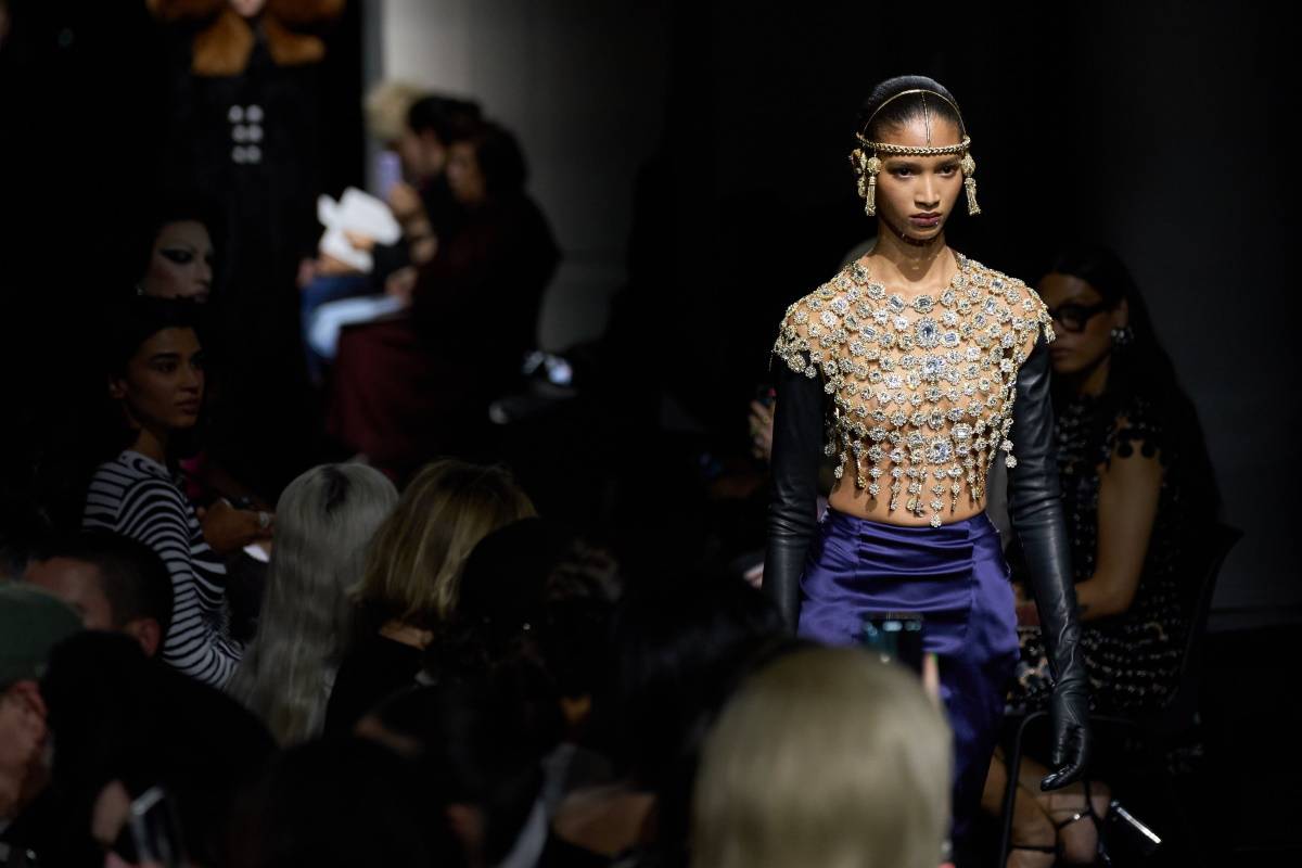 Kolekcja Jean Paul Gaultier haute couture jesień-zima 2023. Julien Dossena, dyrektor kreatywny Paco Rabanne, stworzył kolekcję haute couture jesień-zima 2023-2024 dla domu mody Jean Paul Gaultier. 